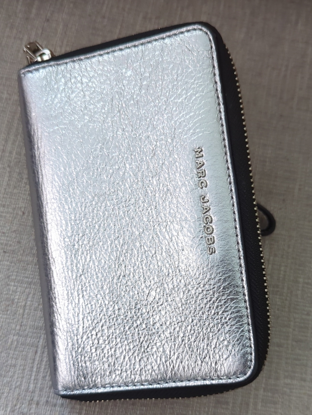 Marc Jacobs Silver Metallic Zip Wristlet Wallet with Black Trim - Picture 9 of 9